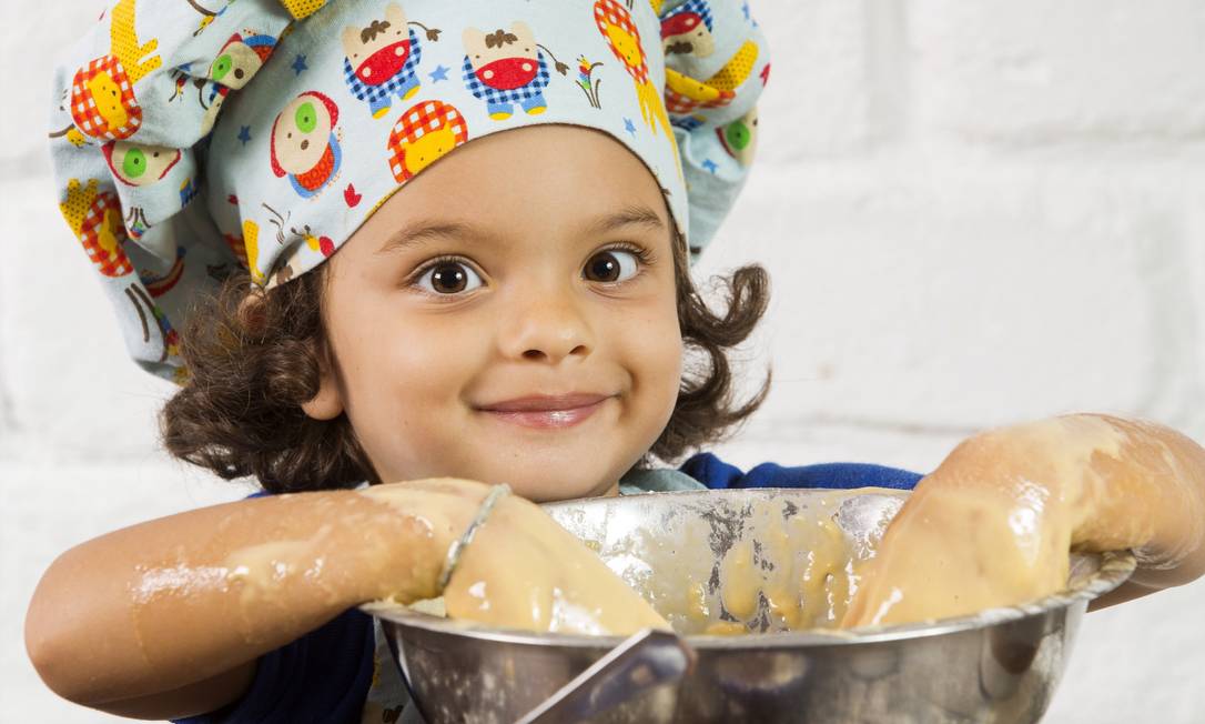 Pequenos chefs aprendem a cozinhar antes mesmo de ler e escrever Foto: AGÊNCIA O GLOBO