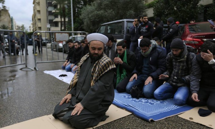 Sunitas e xiitas libaneses rezam na rua em Beirute em protesto contra a execução do clérigo xiita Nimr al-Nimr Foto: Hassan Ammar / AP