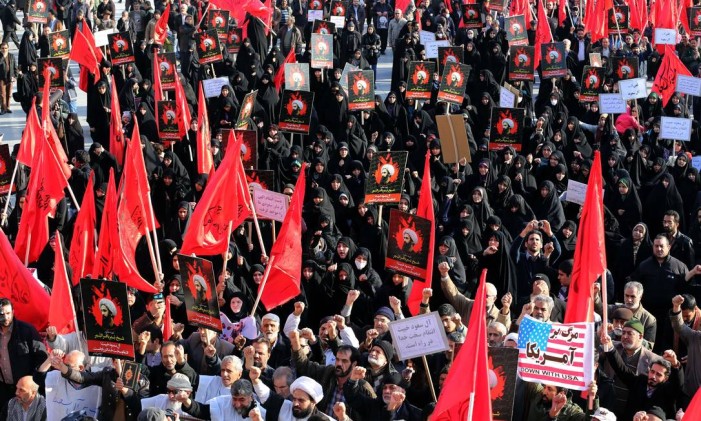 Iranianos se reúnem em protesto contra execução de Nimr al-Nimr em Teerã Foto: ATTA KENARE / AFP