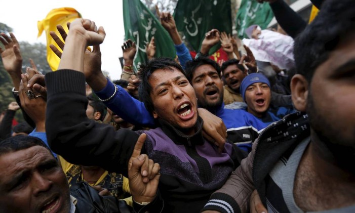 Muçulmanos xiitas protestos contra a execução de Nimr al-Nimr em frente a embaixada saudita em Nova Délhi Foto: ADNAN ABIDI / REUTERS