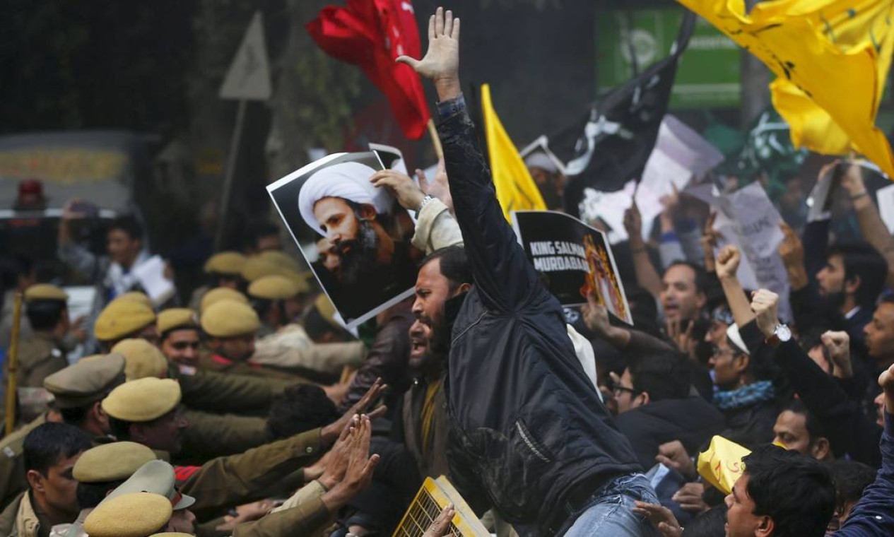 Os protestos contra a execução do clérigo xiita Nimr al-Nimr se espalhou por vários países ao mesmo tempo em que a disputa acirrou a tensão sectária na região. Em Nova Délhi, muçulmanos xiitas tentam ultrapassar barricada durante ato em frente à embaixada saudita Foto: ADNAN ABIDI / REUTERS