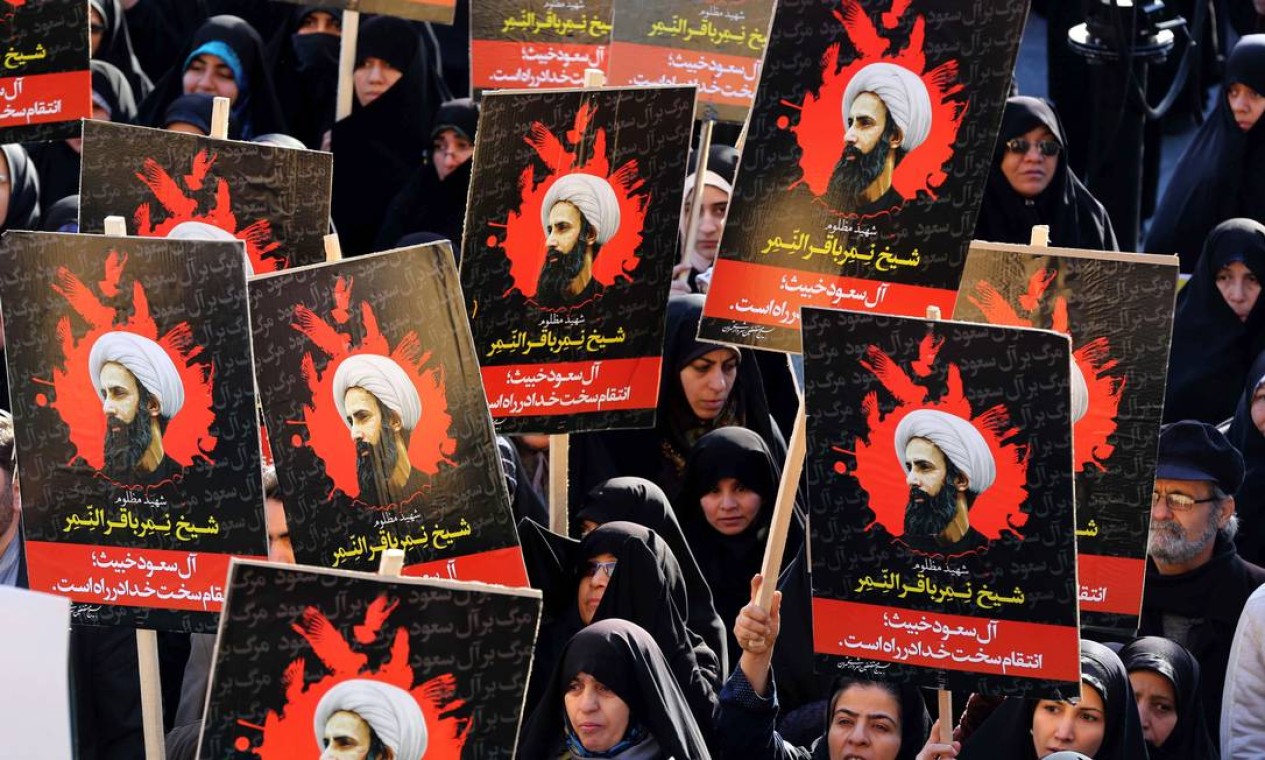 Em Teerã, mulheres se reúnem contra a ação, que elevou as tensões entre Irã e países vizinhos. Após Arábia Saudita, Bahrein e Sudão cortaram laços diplomáticos com o governo iraniano Foto: ATTA KENARE / AFP