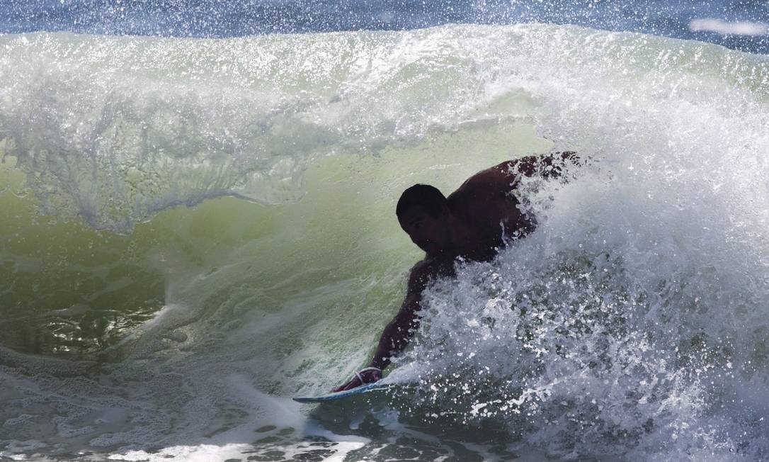 Surfe de peito, o esporte que faz do corpo uma prancha