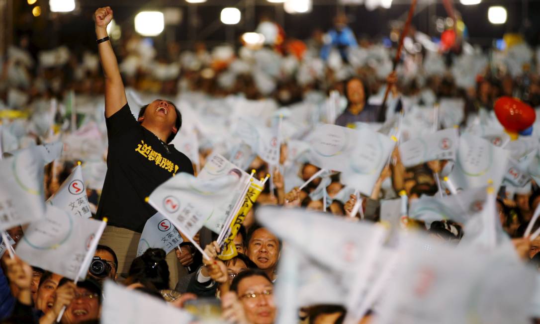 
Partidários do DPP comemoram vitória de Tsai Ing-wen como presidente de Taiwan
Foto:
DAMIR SAGOLJ
/
REUTERS
