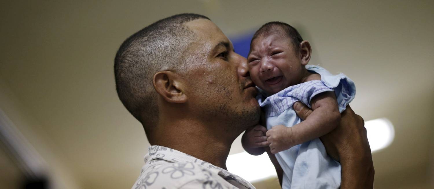 Geovane Silva segura o filho, Gustavo Henrique, que nasceu com microcefalia no Recife, Pernambuco; estado tem o maior número de registro da deformação, que pode estar relacionada à disseminação do vírus zika Foto: Ueslei Marcelino / Reuters