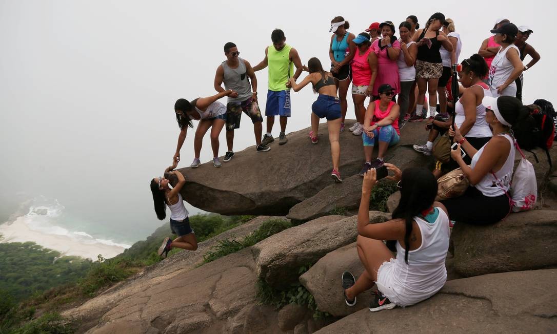 Há Uma Estrada De Pedra Que Passa Na Fazenda