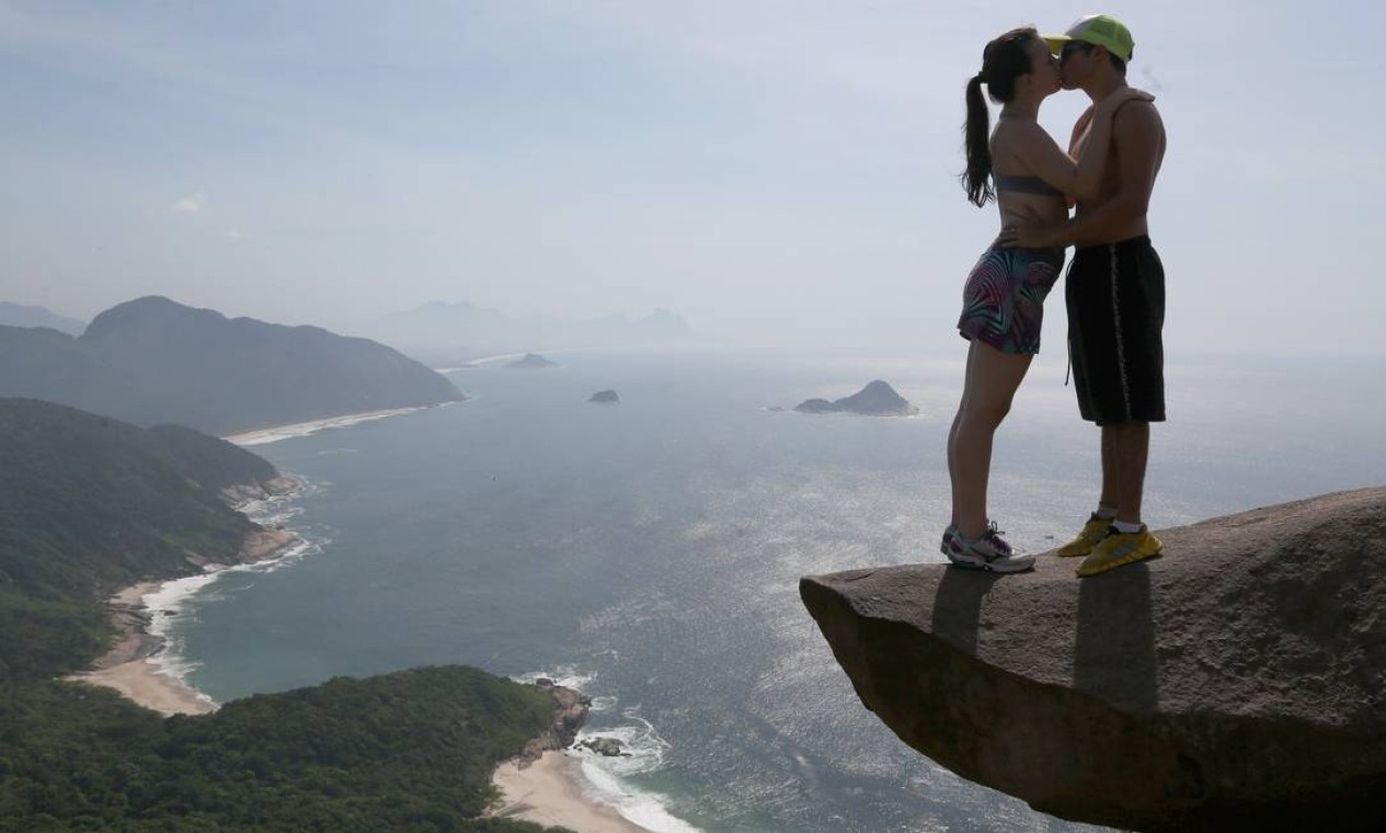 Amor no abismo: fotos de casais se beijando bombam na rede social Foto: Custódio Coimbra / Agência O Globo