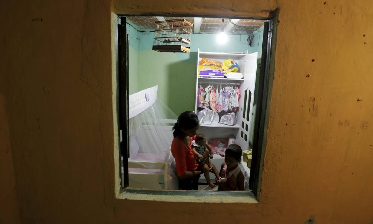 A família vive em Recife: Pernambuco lidera os casos de microcefalia em investigação pelo Ministério da Saúde, com 1.125 notificações Foto: Domingos Peixoto / Agência O Globo