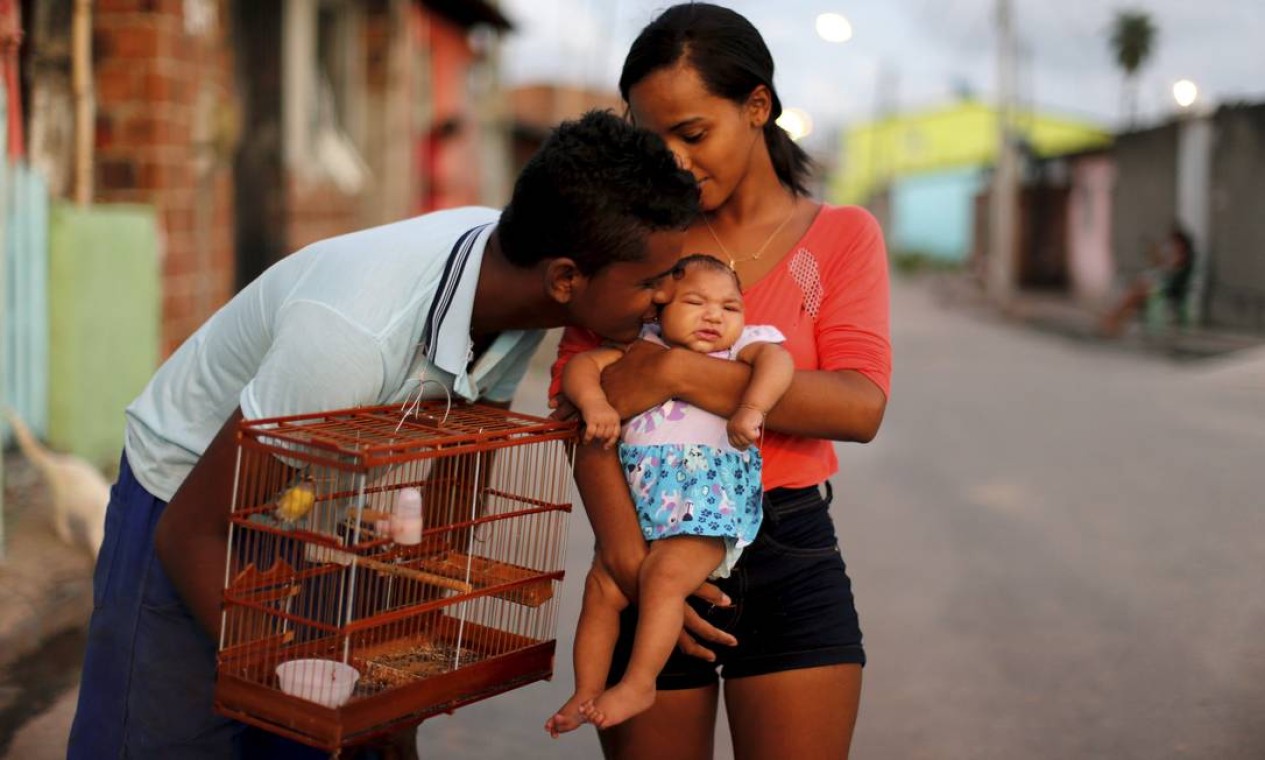 Rosa Marinho, de 17 anos, e Ítalo Monteiro, de 20, com a filha Lara Safira, de três meses: a menina teve diagnóstico confirmado de microcefalia Foto: Domingos Peixoto / Agência O Globo