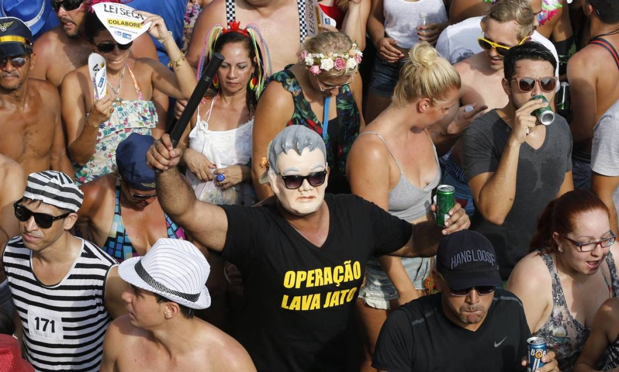 O japonês da Federal virou figurinha fácil de ver no carnaval carioca Foto: Domingos Peixoto / Agência O Globo