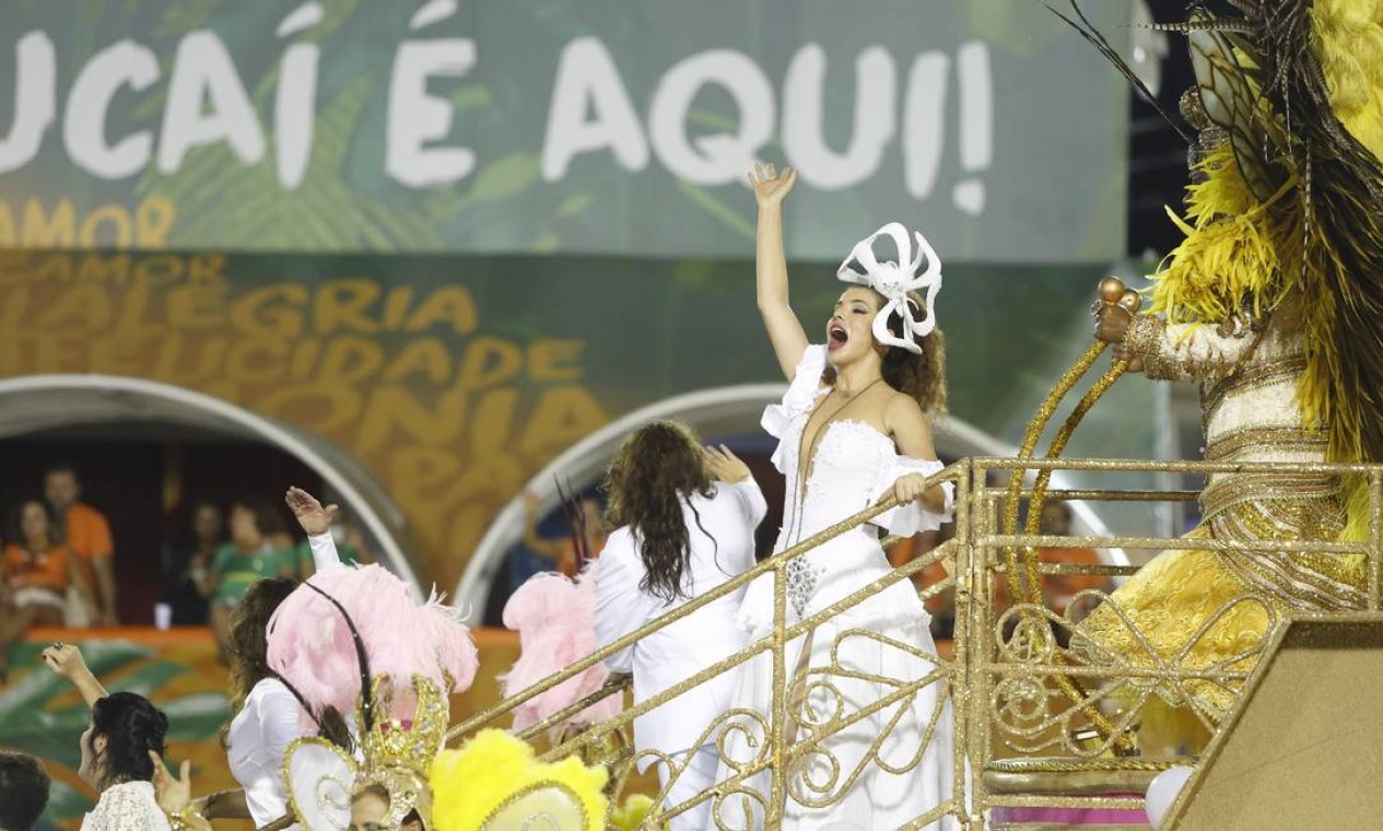 A cantora Vanessa da Mata em um dos carros alegóricos da Mangueira Foto: Barbara Lopes / Agência O Globo