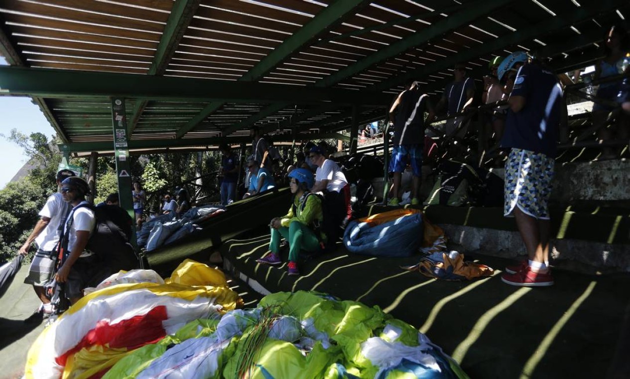 Turistas e cariocas engrossam fila para praticar voo livre em São ...