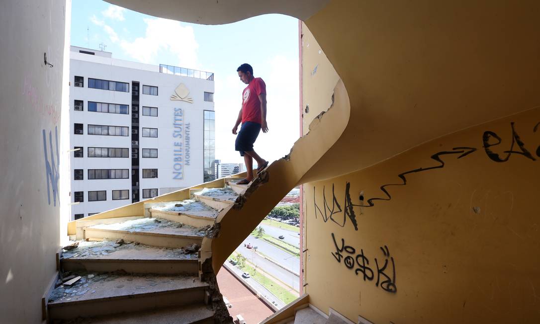 iNTERESANTE COMO VIRA O CORRIMAO NO PISO DE CIMA, A FOTO ESTA