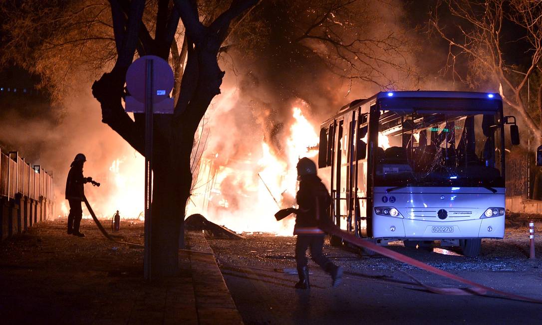 Bombeiros apagam ônibus em chamas após atentado Foto: STRINGER / REUTERS