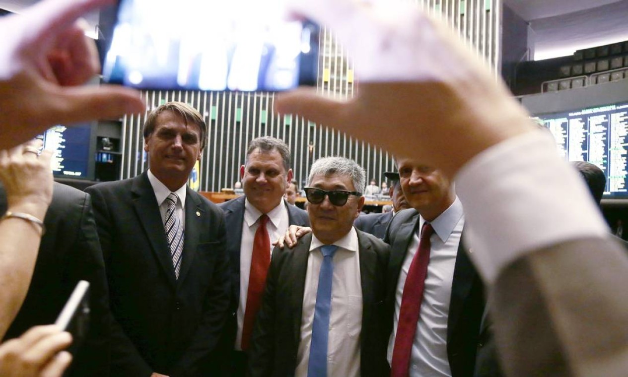 O agente posou para selfies com deputados durante visita ao plenário da Câmara dos Deputados Foto: Jorge William / Agência O Globo