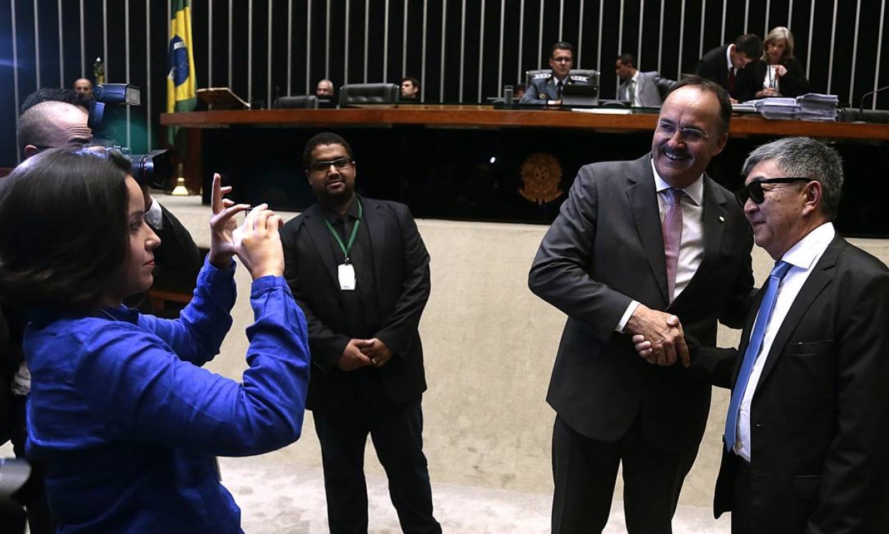 Newton Ishii posa para fotos com parlamentares e assessores da Câmara Foto: Jorge William / Agência O Globo