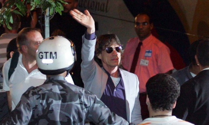 Jagger acena para o público na chegada ao hotel Foto: Arquivo