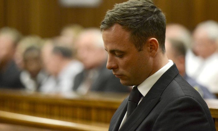 Pistorius está em prisão domiciliar depois de ser condenado pelo assassinato da namorada Foto: Herman Verwey/AP