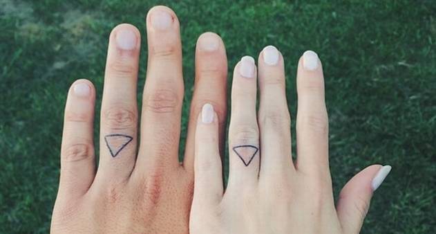 Esqueça os anéis de comprometido, a moda é tatuar os dedos