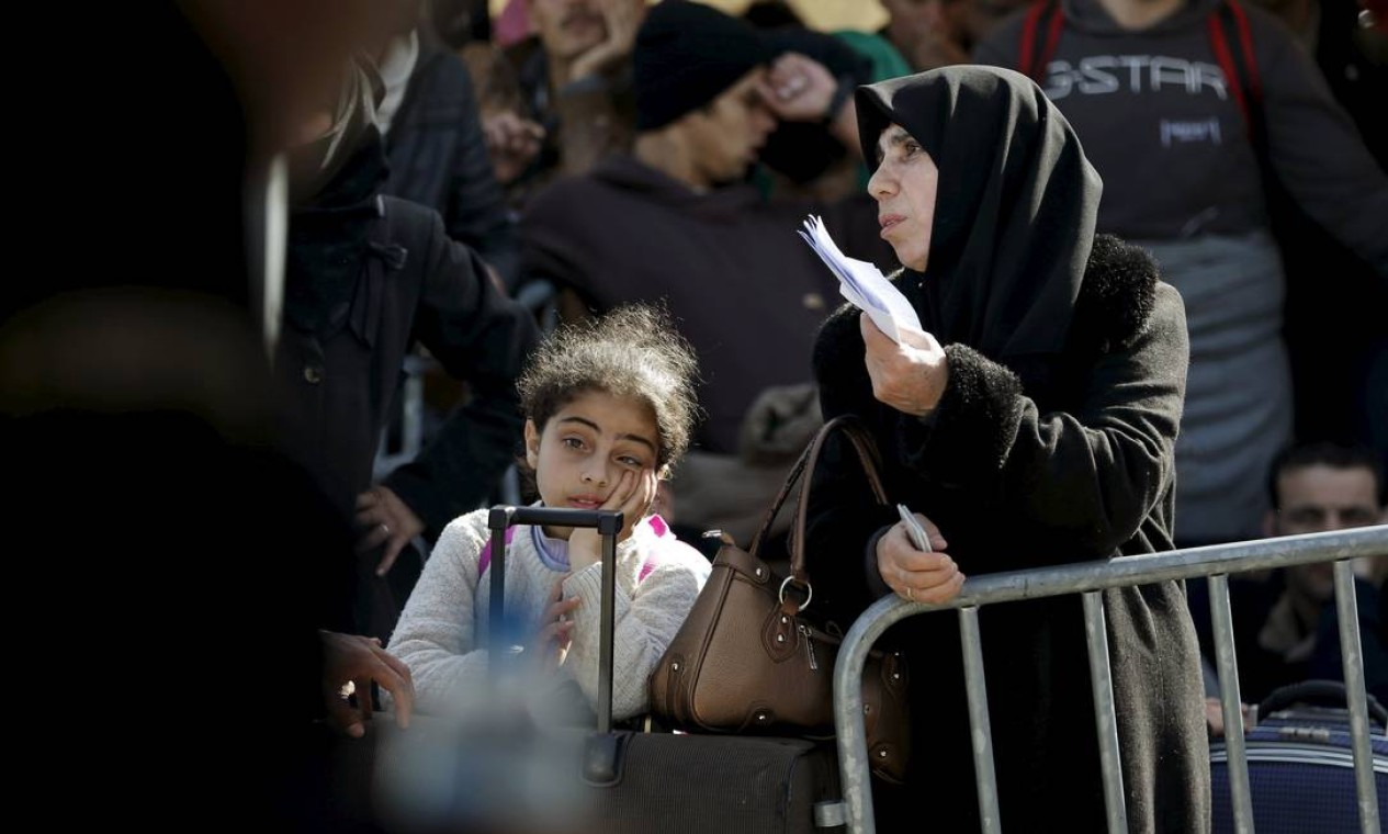 Imigrantes da Síria também esperam no povoado grego de Idomeni para entrar na Macedônia Foto: MARKO DJURICA / REUTERS