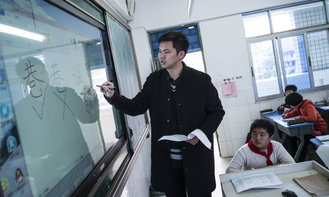 
Lin Wei dá aula no sexto ano do ensino fundamental na cidade chinesa de Fuzhou: país está ampliando ofertas para professores homens
Foto:
LAM YIK FEI
/
NYT
