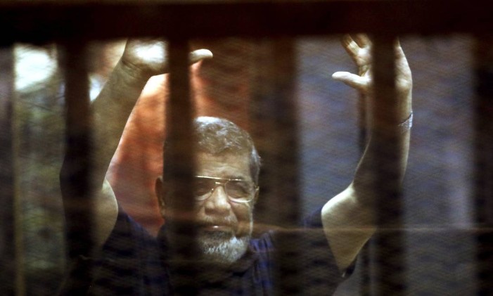 Em 2015, o ex-presidente Mohamed Mursi e outros cem membros da Irmandade Muçulmana foram condenados à morte pelo regime militar que o depôs em 2011 Foto: MOHAMED ABD EL GHANY / REUTERS