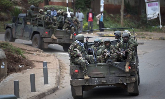 Caminhões de soldados quenianos chegam ao shopping Westgate, em Nairóbi, onde extremistas islâmicos mataram dezenas em 2013 Foto: Ben Curtis / AP