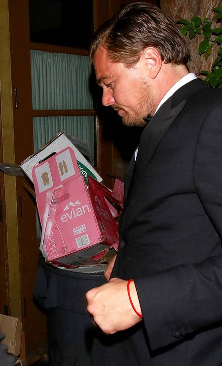 Sem glamour: depois do Oscar, Leonardo não se importou de passar perto do lixo Foto: AKM-GSI
