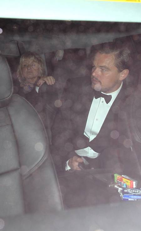 Leonardo DiCaprio e a mãe na saída do restaurante Ago Foto: AKM-GSI