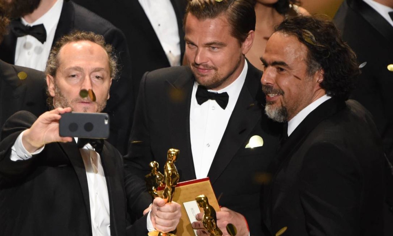 Emmanuel Lubezki, Leonardo DiCaprio e Alejandro González Iñárritu: selfie na fim da premiação Foto: MARK RALSTON / AFP