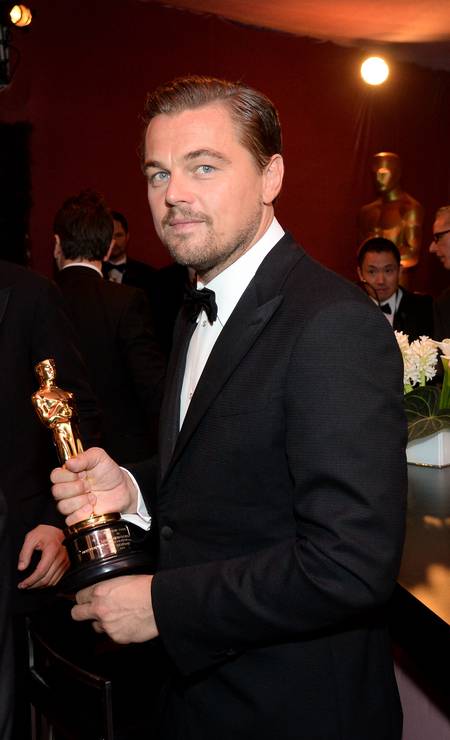 Antes de chegar ao restaurante, Leonardo DiCaprio deu uma passada no Governors Ball para exibir seu esperado e comemorado Oscar Foto: ANGELA WEISS / AFP