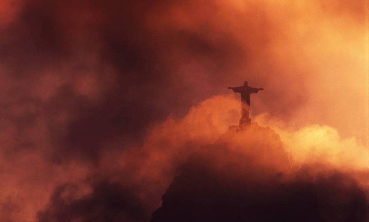 O Cristo entre nuvens, por Marco Antonio Rezende Foto: Agência O Globo