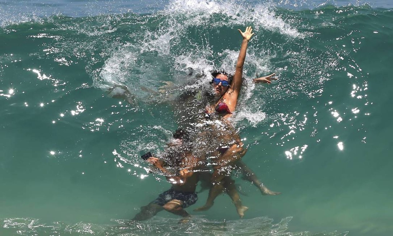 Mergulho nas águas transparentes em Ipanema, por Domingos Peixoto Foto: Agência O Globo