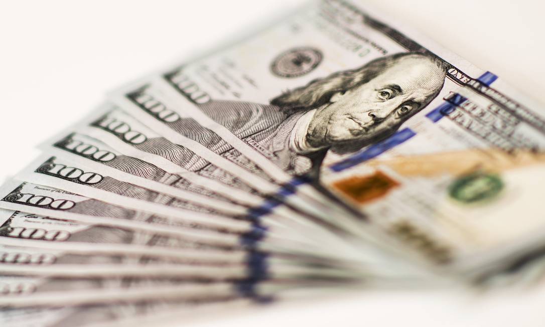 Notas de dólar: moeda é negociada abaixo de R$ 5 Foto: Xaume Olleros / Bloomberg