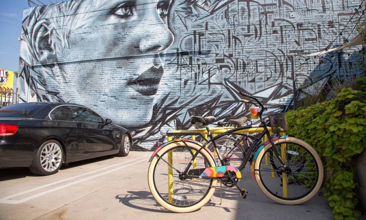 Entrada do centro de bem-estar The Springs: grafite e bicicleta imperam no Arts District, em Los Angeles. Foto: Divulgação