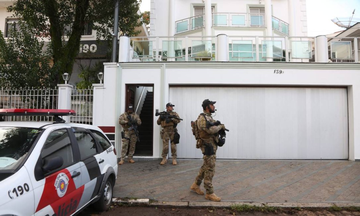 Agentes cumprem mandados de busca no local Foto: Marcos Alves / Agência O Globo