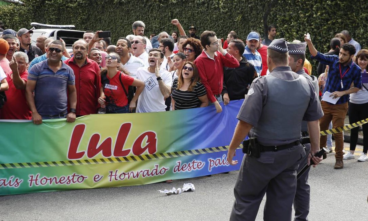 Do outro lado manifestantes apoiam Lula Foto: Andre Penner / AP