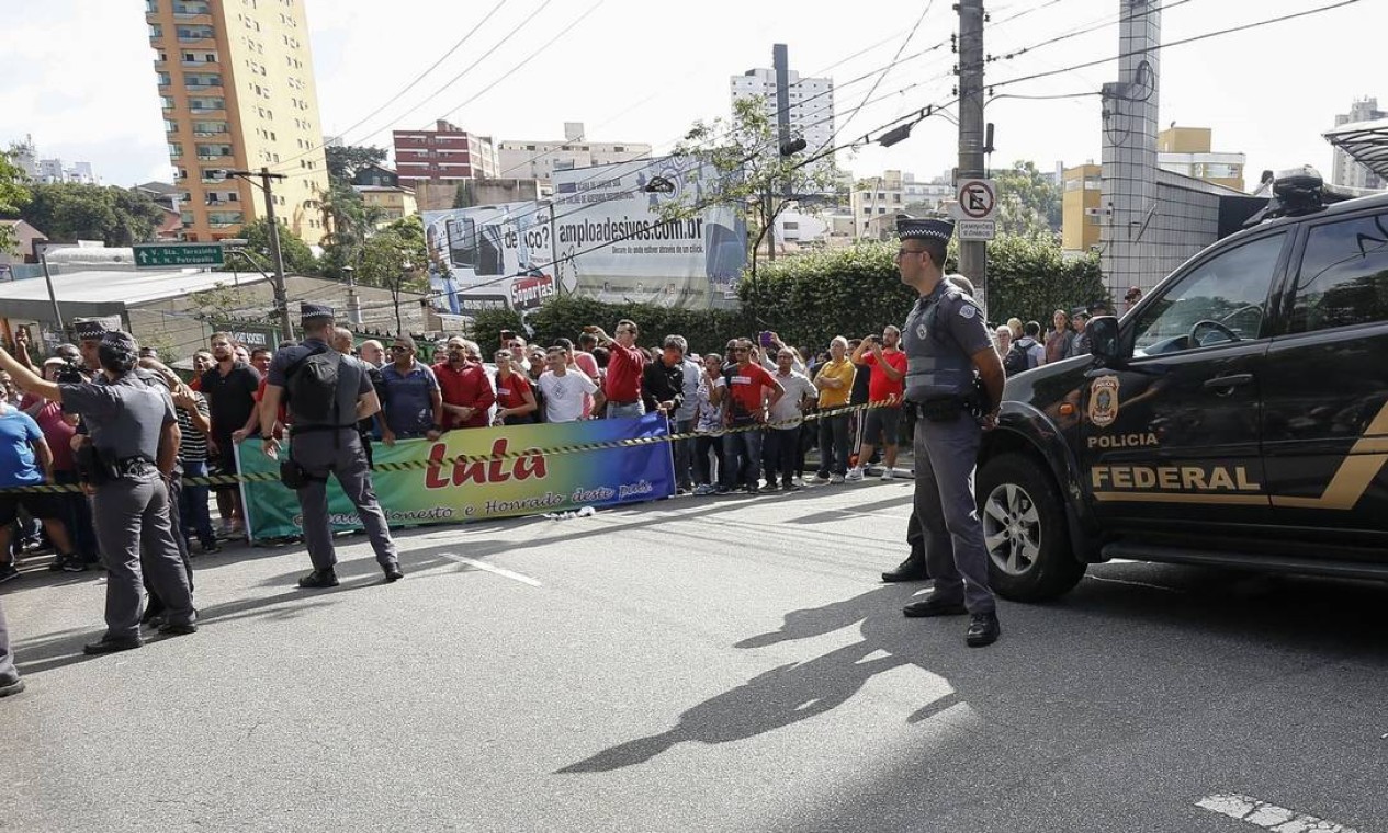Polícia separa manifestantes em frente ao prédio de Lula Foto: Miguel Schincariol / AFP