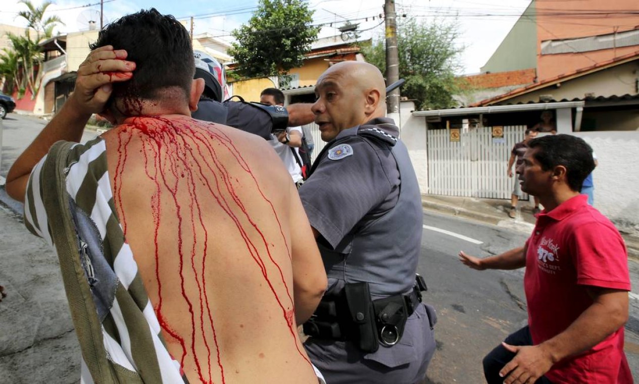 Manifestante pró Lula é ferido no confronto Foto: PAULO WHITAKER / REUTERS