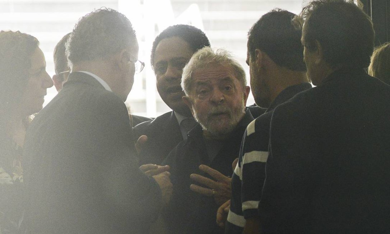 O ex-presidente Lula foi levado pela Polícia Federal ao Aeroporto de Congonhas para prestar seu depoimento. Foto: Marcos Bizzotto / Raw Image