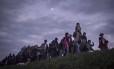 Imigrantes são escoltados pela polícia eslovena, caminhando ao território alemão: com crise geral na Síria, centenas de milhares saem rumo à Europa