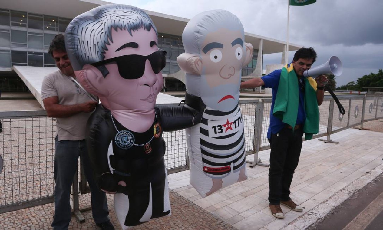 Manifestantes protestam com os bonecos "Pixuleco" e "Japonês da Federal" no Palácio do Planalto Foto: ANDRE COELHO / Agência O Globo