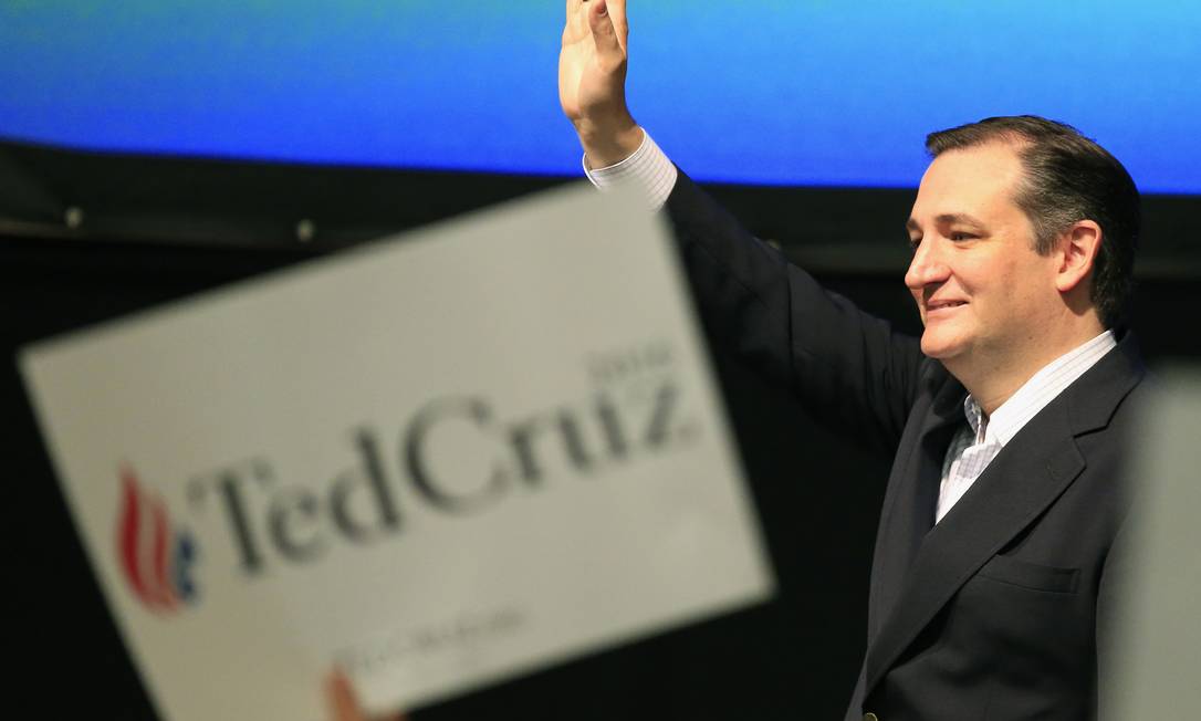 Ted Cruz acena em evento de campanha em Wichita, no Kansas Foto: Orlin Wagner / AP