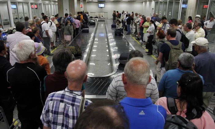 
Passageiros aguardam suas malas na esteira de bagagem do Aeroporto Internacional do Galeão
Foto: Agência O Globo / Gustavo Miranda/21-11-2013