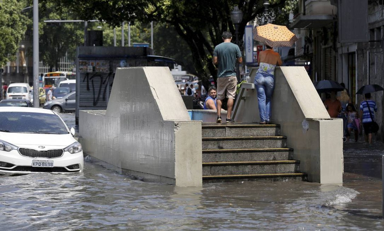 Chuva Forte Deixa Ruas Alagadas No Rio - Jornal O Globo