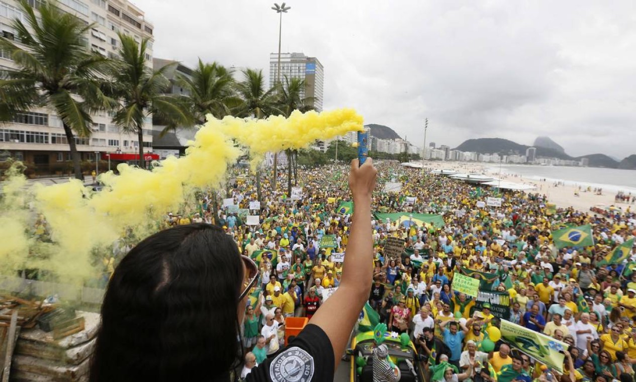 Por conta da manifestação contra a presidente Dilma na praia de Copacabana, no Rio, predominou a cor amarela neste domingo Foto: Pablo Jacob / Agência O Globo