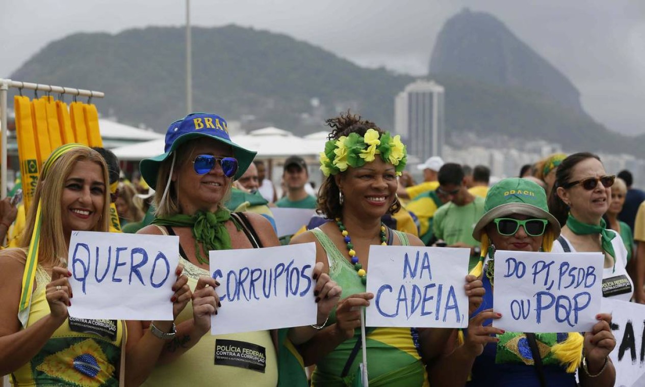 A orla de Copacabana, no Rio, foi tomada pela manifestação contra o governo da presidente Dilma Foto: Pablo Jacob / Agência O Globo