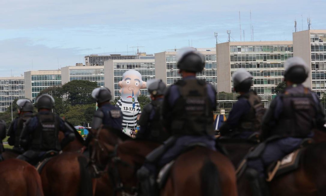 O "pixuleco", boneco que representa o ex-presidente Lula, marca presença em protesto na capital do país Foto: Michel Filho / Agência O Globo