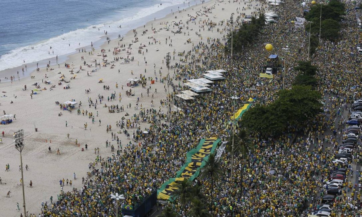 Manifestação contra o PT e o governo da Presidente Dilma em Copacabana Foto: Pablo Jacob / Agência O Globo