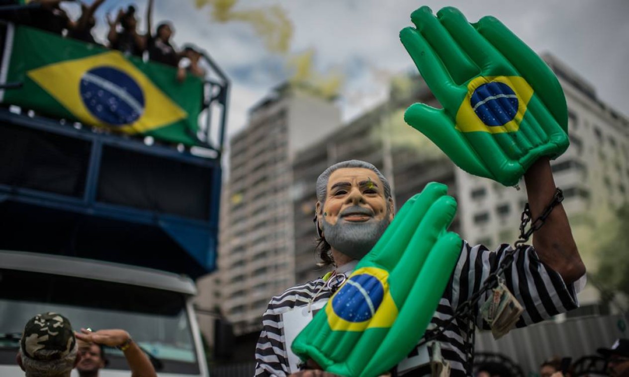 Fantasias tomaram os protestos na orla de Copacabana Foto: CHRISTOPHE SIMON / AFP